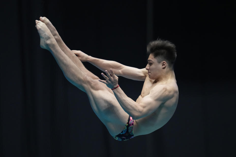 El mexicano Osmar Olvera durante la final del trampolín de tres metros del mundial de Natación en Fukuoka, Japón, el jueves 20 de julio de 2023. (AP Foto/Lee Jin-man)