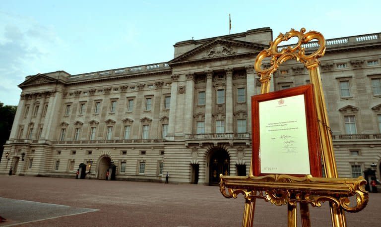 An easel stands in the forecourt of Buckingham Palace in London on July 22, 2013, to announce the birth of a baby boy, at 4.24pm to Prince William and Catherine, Duchess of Cambridge, at St Mary's Hospital