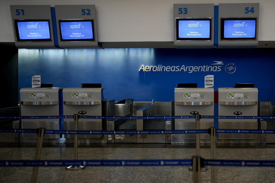 El área de facturación de Aerolíneas Argentinas está vacía en el aeropuerto Jorge Newbery de Buenos Aires, Argentina, el miércoles 28 de febrero de 2024. (AP Foto/Natacha Pisarenko)