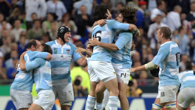 El abrazo entre Corleto y Borges en el final del partido: los Pumas les ganaban a Francia en el comienzo del Mundial 2007 y de visitantes