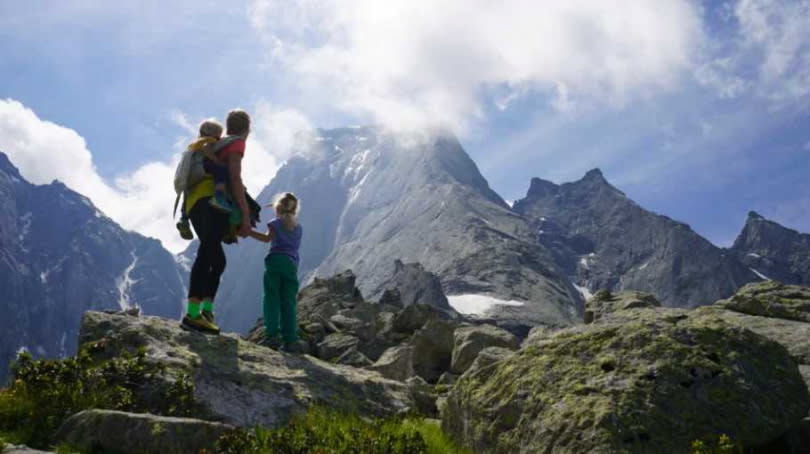 傑克遜和妹妹弗蕾雅在父親的帶領下爬上高山。