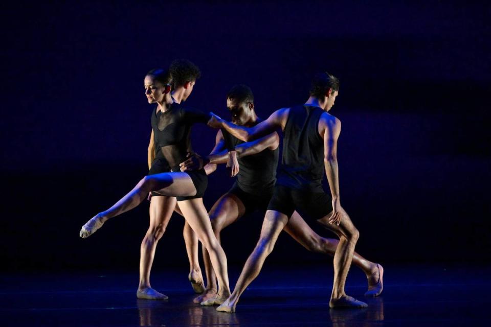 Cuarteto de la coreografía “Balanced”, obra de Jimmy Orrante que DDTM incorpora ahora a su repertorio.