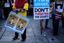 Supporters of sodomy complainant Mohd Saiful Bukhari Azlan at the Federal Court today where Datuk Seri Anwar Ibrahim's defence team is trying to overturn his conviction. – The Malaysian Insider pic by Afif Abd Halim, October 28, 2014.