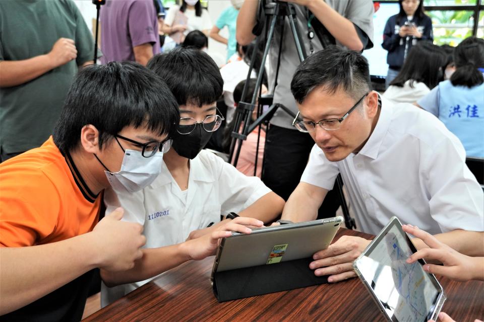 張明文局長與柑園國中學生一起用平板及google my  map等教學資源進行安全感課程