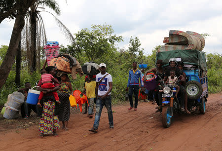 Congolese migrants expelled from Angola in a crackdown on artisanal diamond mining carry their belongings as they move to Tshikapa in Kasai province, near the border with Angola, in the Democratic Republic of the Congo, October 13, 2018. REUTERS/Giulia Paravicini
