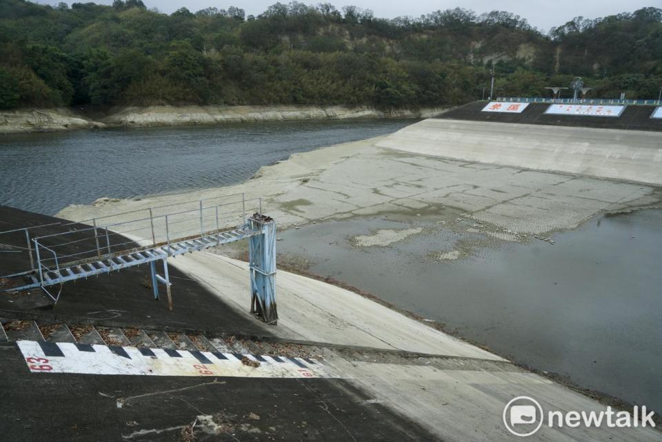 苗栗明德水庫蓄水量持續下降，2日的水庫水位降到50.59公尺，距離滿水位的61公尺，已下降10公尺，蓄水量只有209萬立方公尺。大壩區的閘門下，一片乾旱，沙土龜裂。   圖：張良一/攝