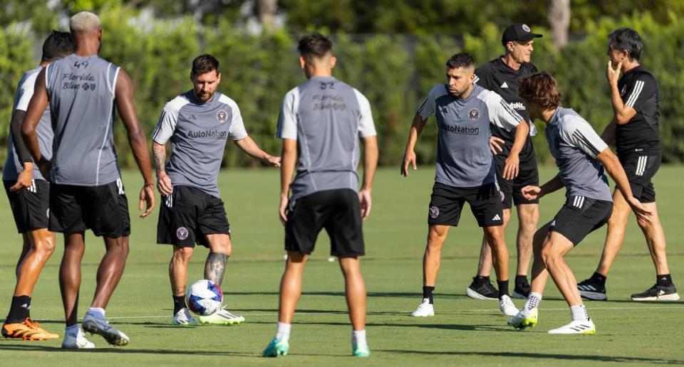 El delantero Lionel Messi (con el balón), el medio centro Sergio Busquets (de espaldas) y el defensor Jordi Alba se entrenan junto a otros jugadores del Inter Miami en el Florida Blue Training Center, el martes  1 de agosto de 2023 en Fort Lauderdale, Florida.