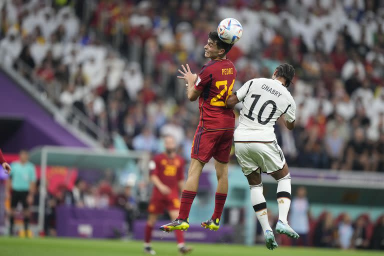 Pedri lucha con Gnabry, en el partido entre España y Alemania por el Mundial Qatar 2022
