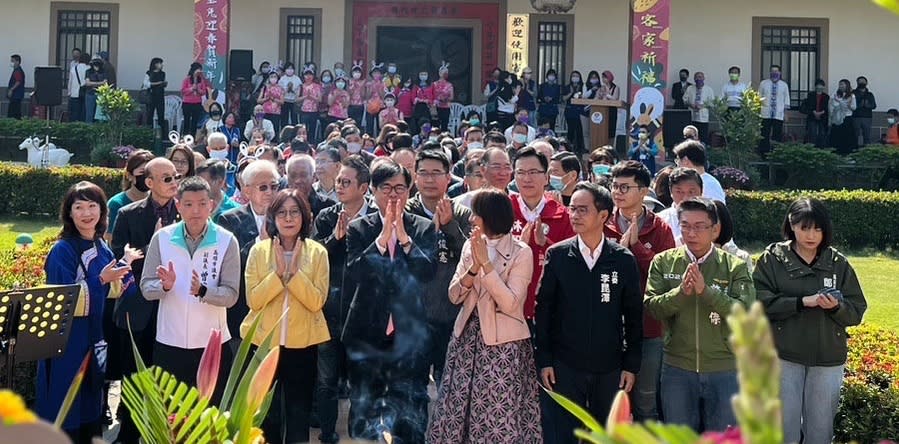 陳其邁(前排左四)、康裕成(前排左三)率團隊循客家古禮祈福。   圖：高雄市客委會/提供