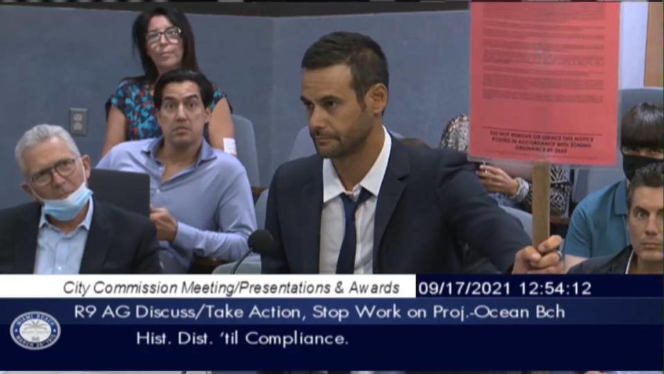 David Suárez, habitante de South of Fifth, se dirige a los comisionados de Miami Beach en una reunión, el viernes 17 de septiembre de 2021. City of Miami Beach