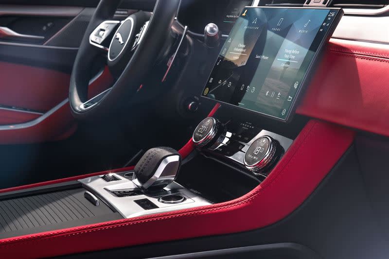 Jaguar F-PACE小改款導入最新世代Pivi Pro車輛資訊娛樂系統，提供直覺且便利的操作方式。（圖／Jaguar提供）