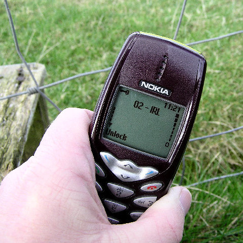 Andi - O Nokia 3310 faz 20 anos. Ainda se lembram de escrever assim por  causa do limite de caracteres? Do famoso jogo da cobra? E da bateria que  durava 3 dias?