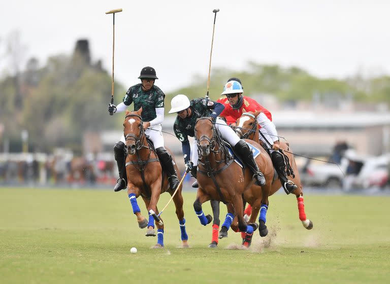 Gonzalo Pieres (h.), de La Hache, es perseguido por Adolfo Cambiaso; el conjunto de Gonza con los tres hermanos Ulloa es finalista del Abierto de Jockey.