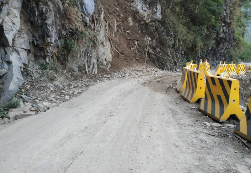 受花蓮地震影響，中橫便道19.7公里處因路基受損，禁行大貨車，公路局谷關工務段疊砌塊石後，經壓密與載重車測試檢視狀況正常，15日起恢復17公噸以下大貨車通行。（圖／谷關工務段提供）