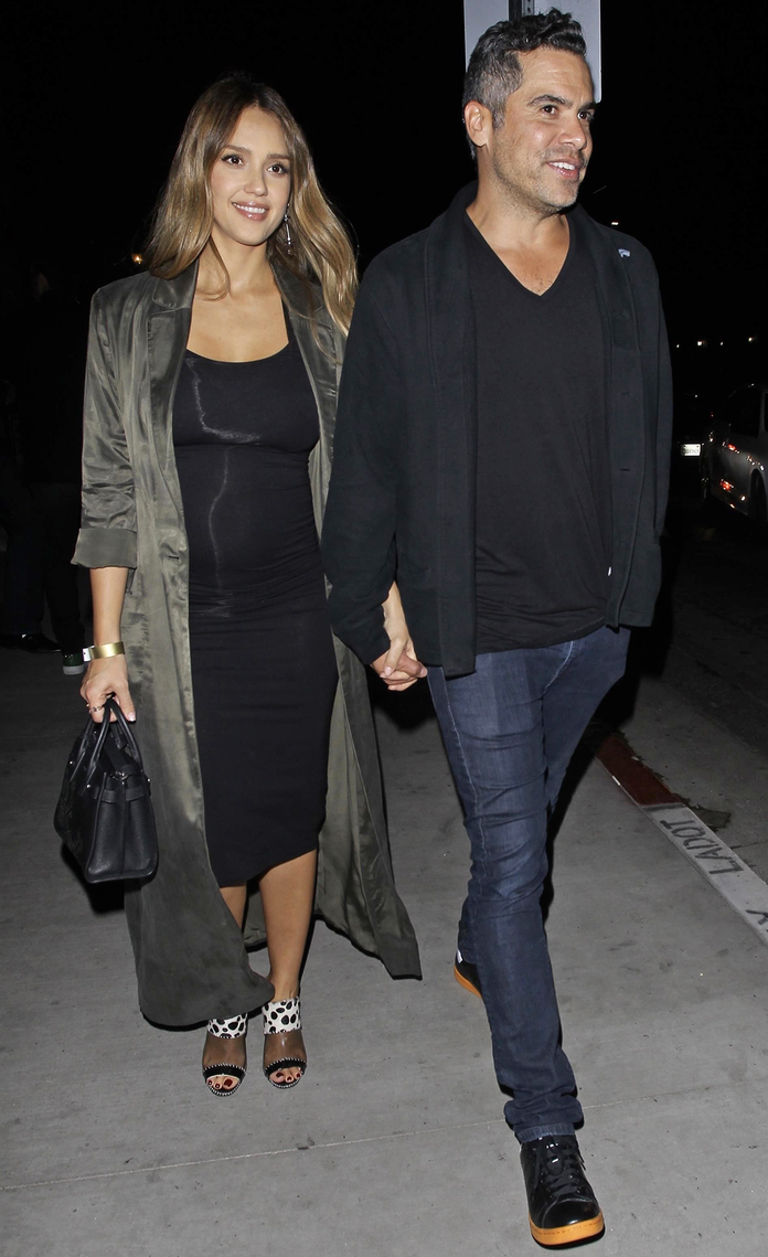 How Jessica Alba Does Date Night Dressing While Pregnant