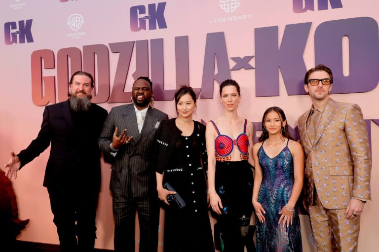 Le réalisateur Adam Wingard, et les acteurs Brian Tyree Henry, Fala Chen, Rebecca Hall, Kaylee Hottle et Dan Stevens à la première du film "Godzilla x Kong: Le Nouvel Empire" en mars 2024 à Hollywood en Californie (Emma McIntyre)