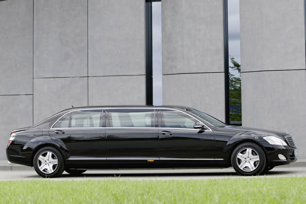 The President of India travels in a black Mercedes Benz S600 (W221) Pullman Guard. It's a custom-built, heavily armored limousine which meets the requirements of the highest protection class VR6/VR7.