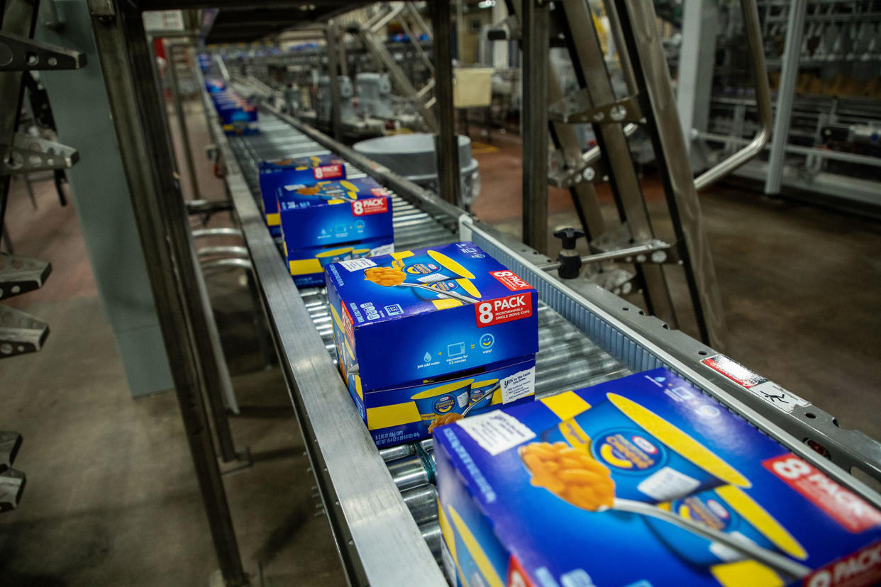 Packages of Easy Mac Macaroni & Cheese Cups move along the production line on March 27, 2020, at the Kraft Heinz manufacturing plant in Champaign, Ill. (Zbigniew Bzdak/Chicago Tribune/Tribune News Service via Getty Images)