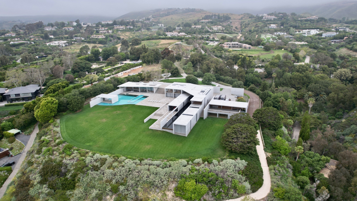 Beyoncé and Jay-Z purchase $200 Malibu mansion. (Photo: Backgrid)