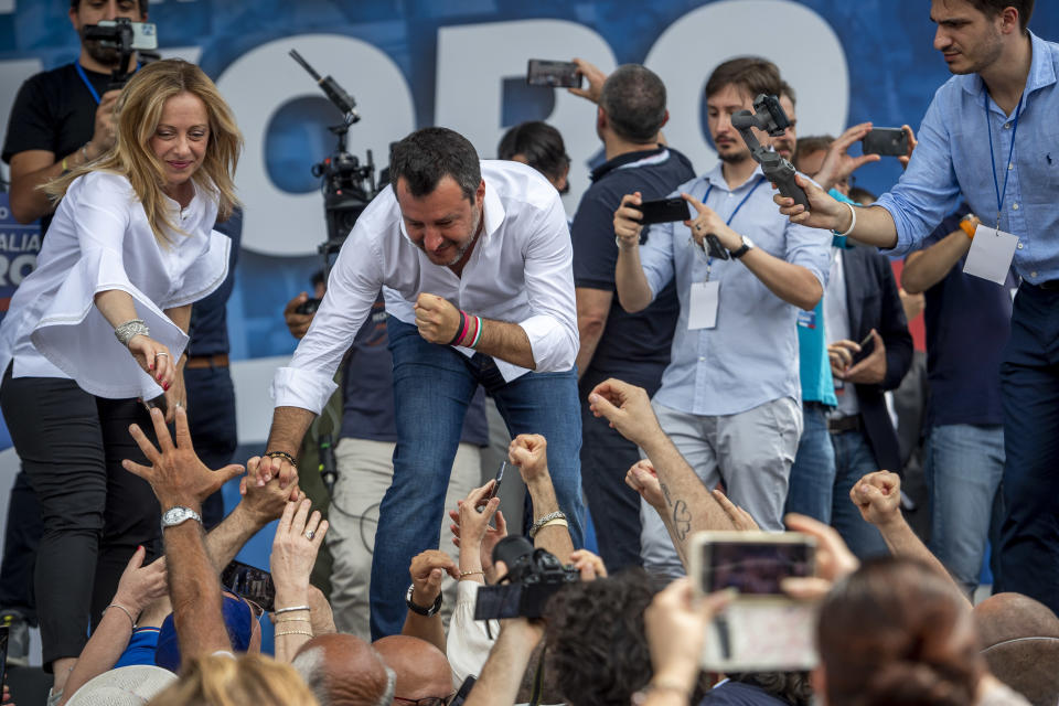 Sul palco di Piazza del Popolo il vicepresidente di Forza Italia, Antonio Tajani, la leader di Fratelli d'Italia, Giorgia Meloni, e Matteo Salvini.