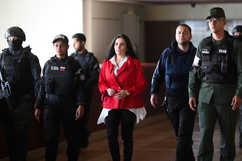 La excongresista colombiana Aida Merlano es escoltada por efectivos de las fuerzas de seguridad venezolanas antes de una audiencia en un tribunal en Caracas