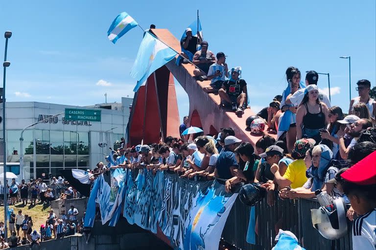 Cada vez más gente subía al puente de General Paz y Beiró