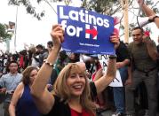 Seguidores latinos de Clinton participan en un acto electoral de campaña en Los Ángeles, California. (EFE/MIKE NELSON)