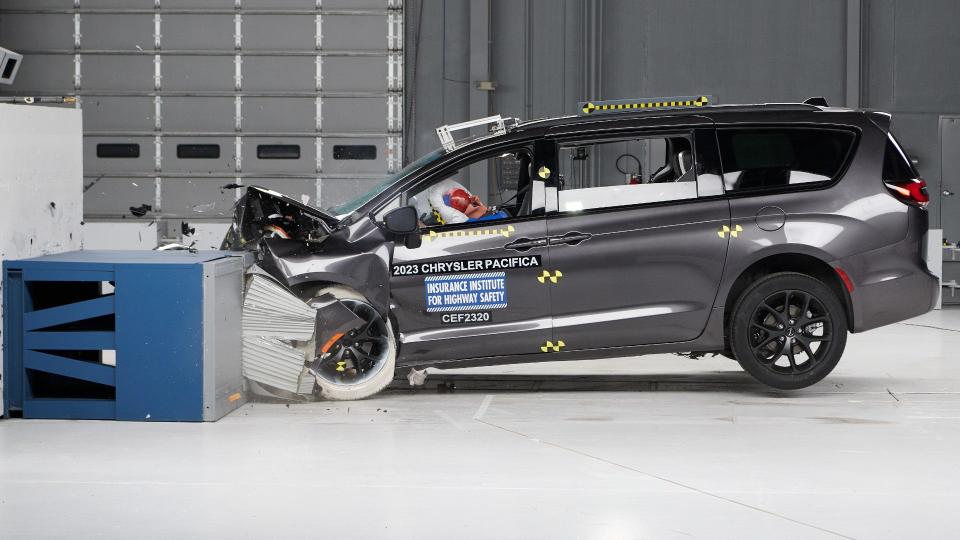 All Four Modern Minivans Are Overlooking Backseat Safety: IIHS photo