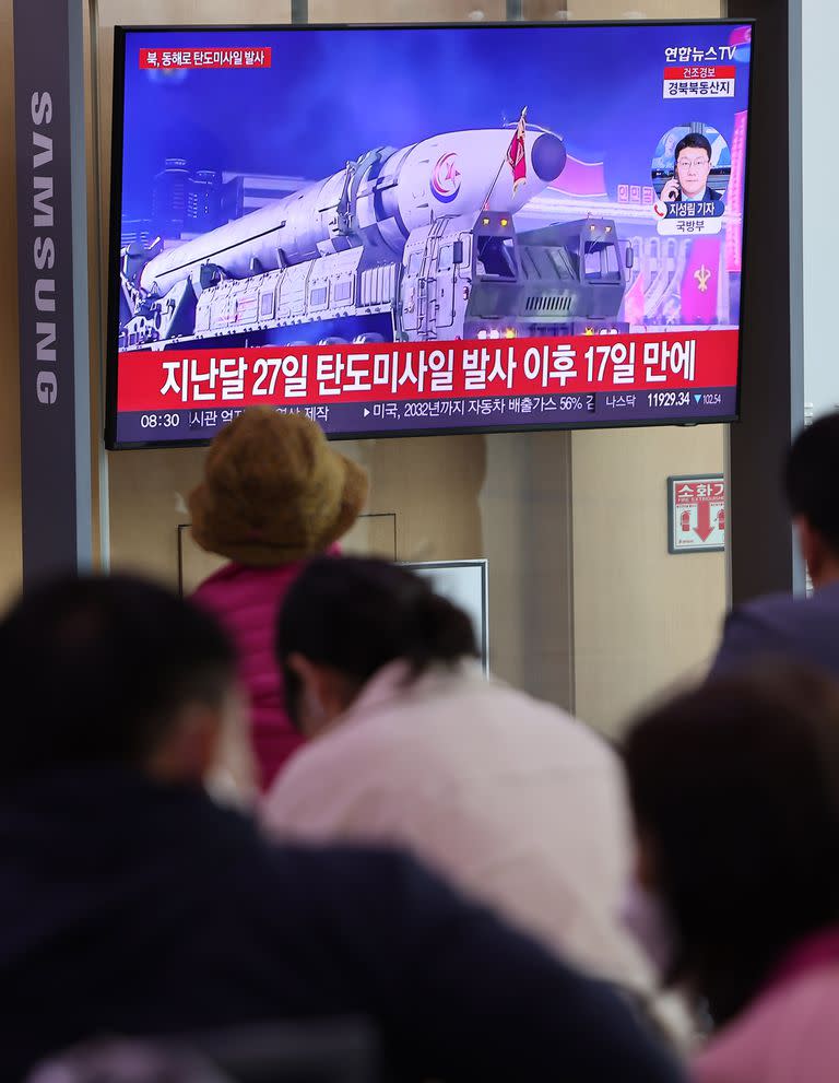 Un canal surcoreano informa sobre la prueba del misil intercontinental de Corea del Norte, en una estación de Seúl. (YNA/dpa)