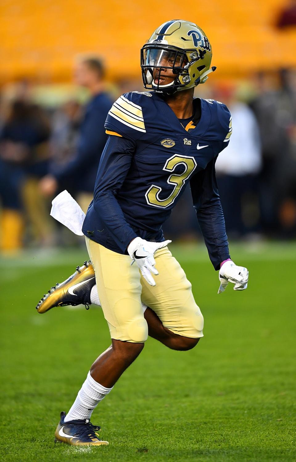 Damar Hamlin #3 of the Pittsburgh Panthers warms up prior to the game against the Marshall Thundering Herd at Heinz Field on October 1, 2016 in Pittsburgh, Pennsylvania.