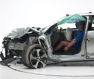 2015 Volkswagen GTI IIHS small overlap frontal crash test