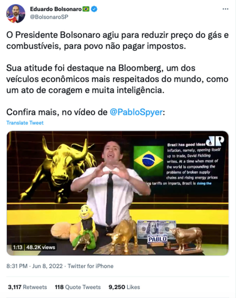 Captura de tela de uma publicação de Eduardo Bolsonaro (PL) afirmando que medida para reduzir preço dos combustíveis foi elogiada na Bloomberg (Foto: Twitter / Reprodução)