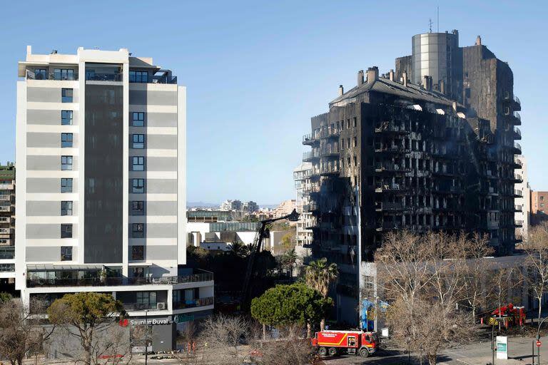 Los bomberos permanecen en la zona en busca de las personas desaparecidas