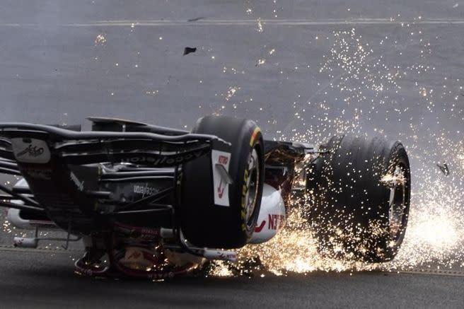 F1大陸賽車手周冠宇的車輛被撞翻，從彎道高速滑出，（美聯社）