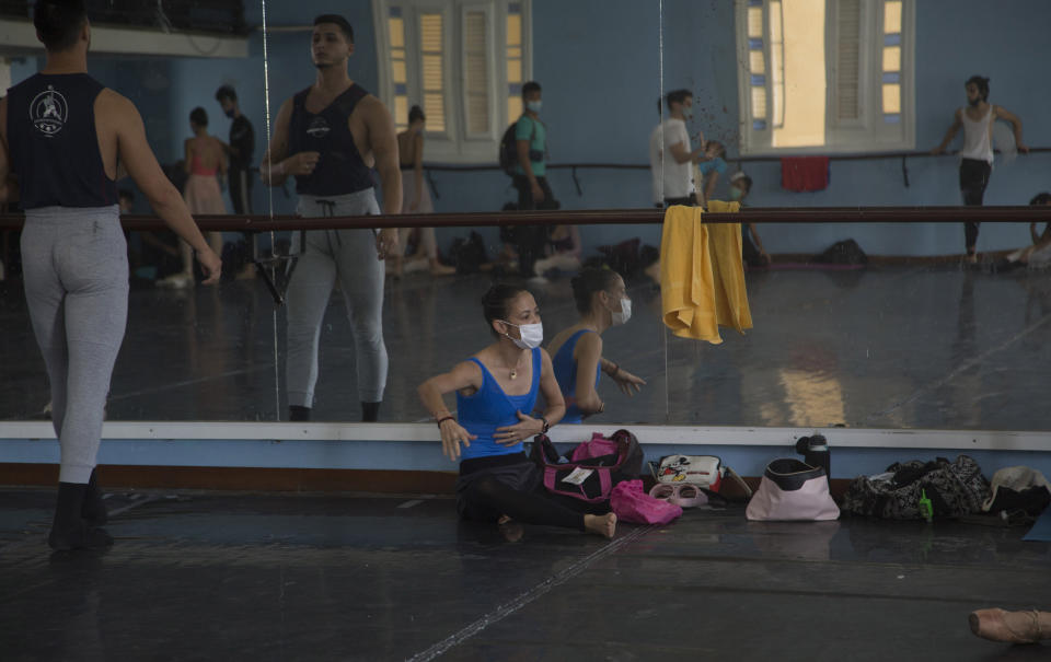 Anette Delgado, prima ballerina del Ballet Nacional de Cuba, antes de comenzar un ensayo de la Séptima Sinfonía del coreógrafo alemán Uwe Scholz, el jueves 9 de diciembre de 2021 en La Habana. El BNC volverá al escenario del Teatro Nacional el 16 de diciembre por primera vez desde que comenzó la pandemia. (Foto AP/Ismael Francisco)