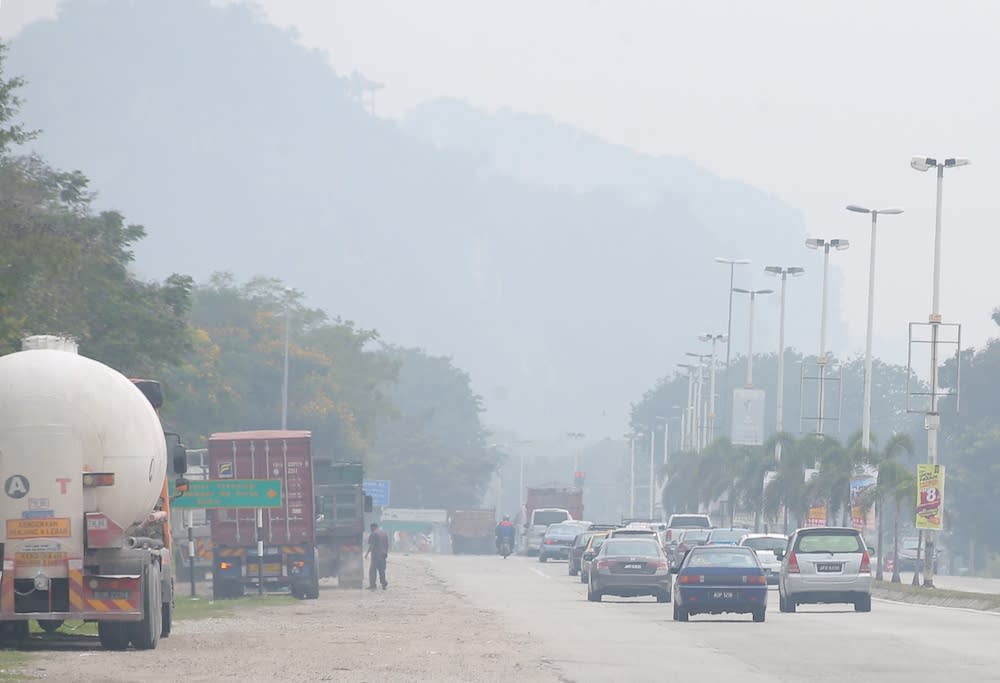 Ipoh is shrouded in haze and schools located in the Seri Manjung area have been advised to close after the API reached an unhealthy reading of 203. — Picture by Farhan Najib