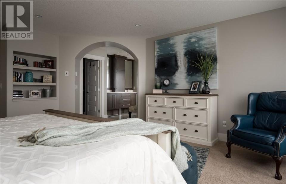 <p><span>209 Trillium Rd., Fort McMurray, Alta.</span><br> There are four bedrooms in the home, including this master bedroom with a walk-in closet.<br> (Photo: Zoocasa) </p>