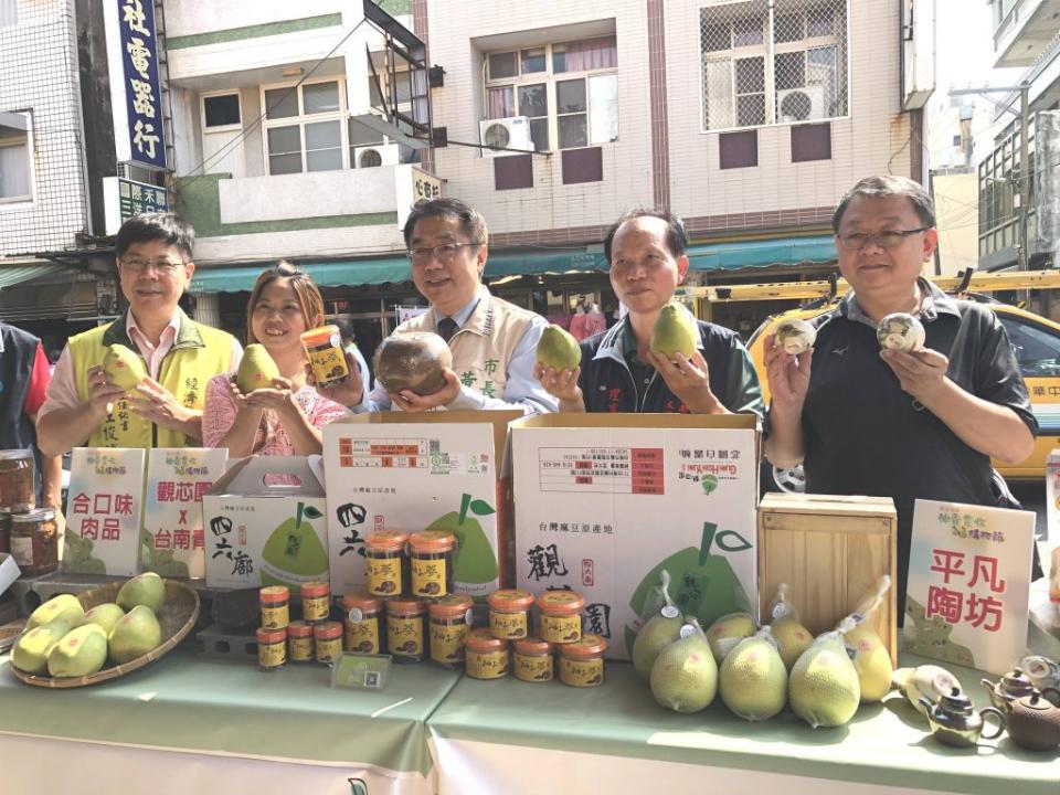 市長黃偉哲(右三)參加麻豆柚香豐收購物節記者會，邀請民眾二十四日選購在地文旦、特色美食。 (記者盧萍珊攝)