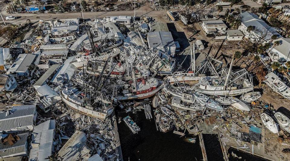 Una masa de barcos camaroneros y embarcaciones de recreo amontonándose en los muelles de la isla de San Carlos en Fort Myers Beach el miércoles 26 de octubre de 2022. Las grandes embarcaciones naufragaron y fueron desplazadas durante el huracán Ian, que azotó la zona como tormenta de categoría cuatro el miércoles 28 de septiembre de 2022.