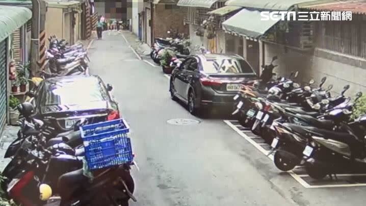 新北郭男在中正路巷弄會車時爆發衝突，他竟與2名兒子聯手圍毆外送員。（圖／翻攝畫面）