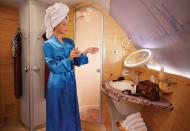 <p>Es gab Zeiten, da war die Vorstellung, in einem Flugzeug zu duschen, ein Luftschloss. Jetzt bieten immer mehr Fluglinien diesen Service an. Sowohl Etihad als auch Emirates haben Duschen an Bord, die mit erstklassigen Pflegeprodukten ausgestattet sind. So riechen Sie nach dem Flug besser als vorher. [Bild: Emirates] </p>