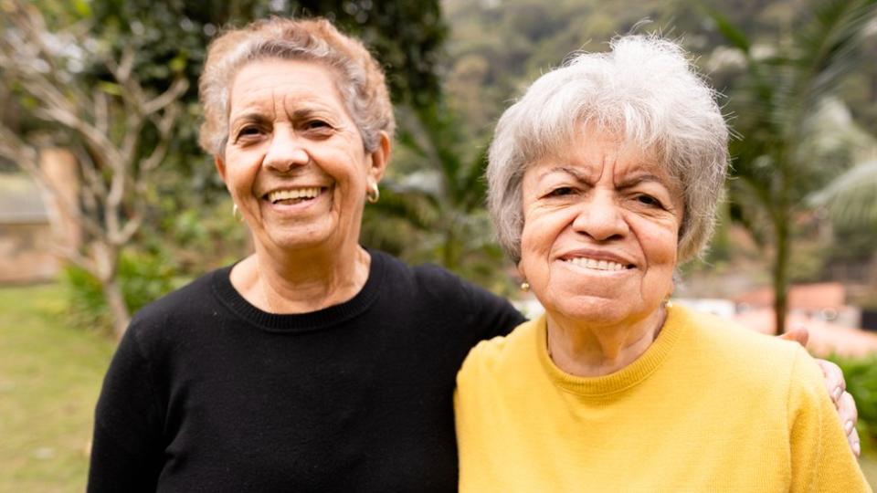 Hermanas mujeres adultas.