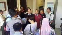 Sekinchan assemblyman Ng Suee Lim speaking to reporters outside the court. – The Malaysian Insider pic, November 13, 2014.