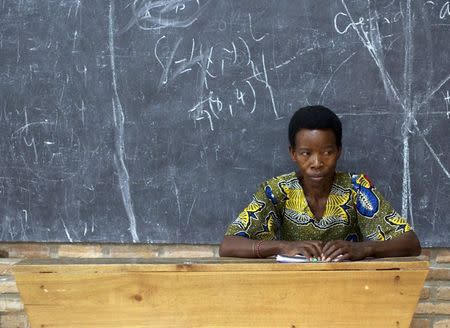 A member of the Burundian National Independent Electoral Commission waits for the counting of votes for the parliamentary elections at a polling station near Musaga neighbourhood in capital Bujumbura, June 29, 2015. REUTERS/Paulo Nunes dos Santos