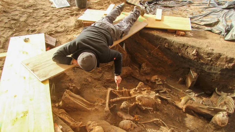 Archaeologists had to work from improvised bridges due to the high density of burials. - In Terra Veritas
