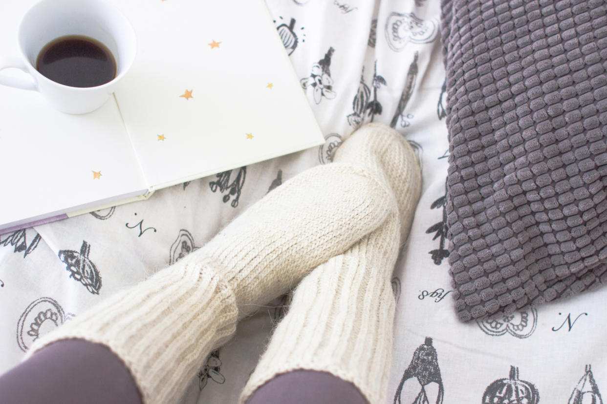 Mit Kuschelsocken ins Bett – ohne Strümpfe findet so manch einer keine Nachtruhe. (Symbolbild: Getty Images)