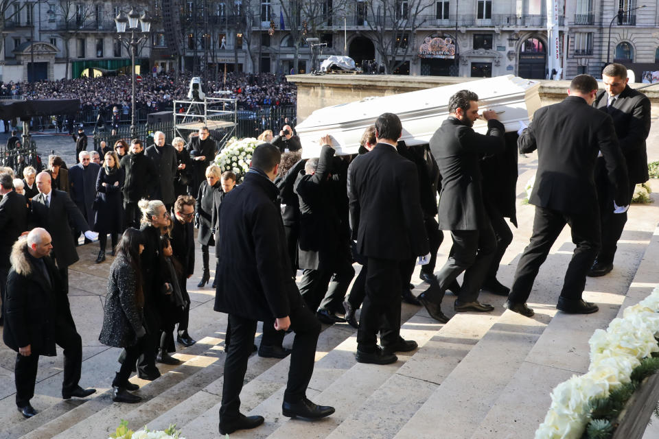 Le cercueil blanc rejoint l’intérieur de l’église