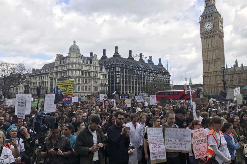 全球逾600城市響應「科學進軍」活動，圖為英國倫敦遊行（AP）