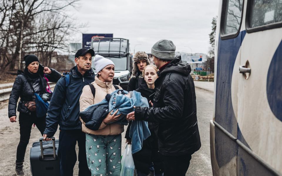 People with children wait to cross the Irpin river,  -  Europa Press/Europa Press News