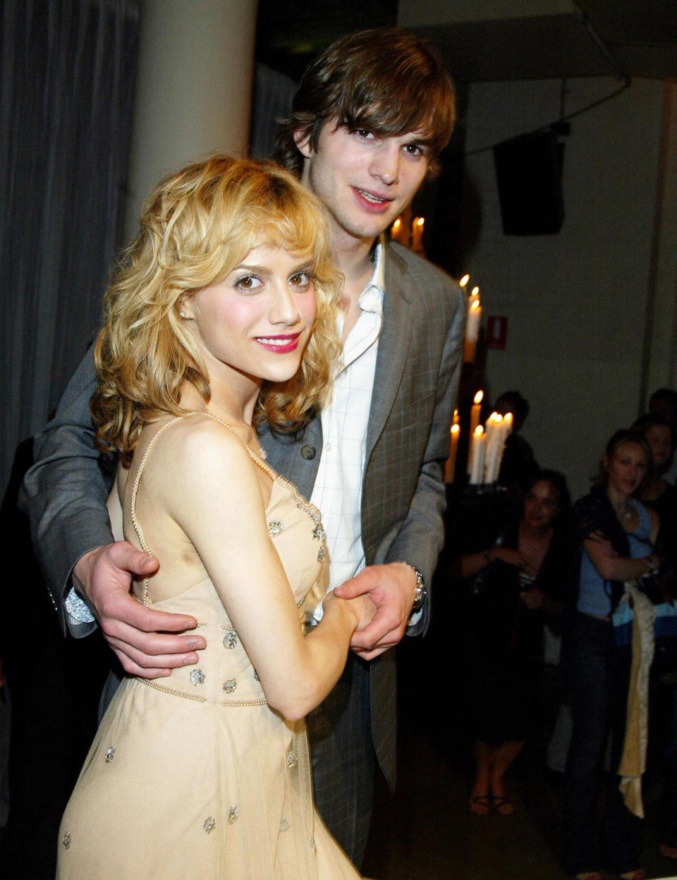 <p>Lors de la disparition tragique de Brittany Murphy en 2009, Ashton Kutcher avait choisi de lui rendre hommage sur son compte Twitter : « Aujourd'hui, le monde a perdu un magnifique éclat de soleil (…) On se reverra de l'autre côté ma chérie. » Des mots poignants qui témoignaient à eux-seuls de l’affection que portait l’acteur à celle qui a partagé sa vie durant près d’un an. Après leur rencontre sur le tournage du film « Pour le meilleur et pour le rire », les deux comédiens ont en effet vécu une histoire entre 2002 et 2003. </p><br>